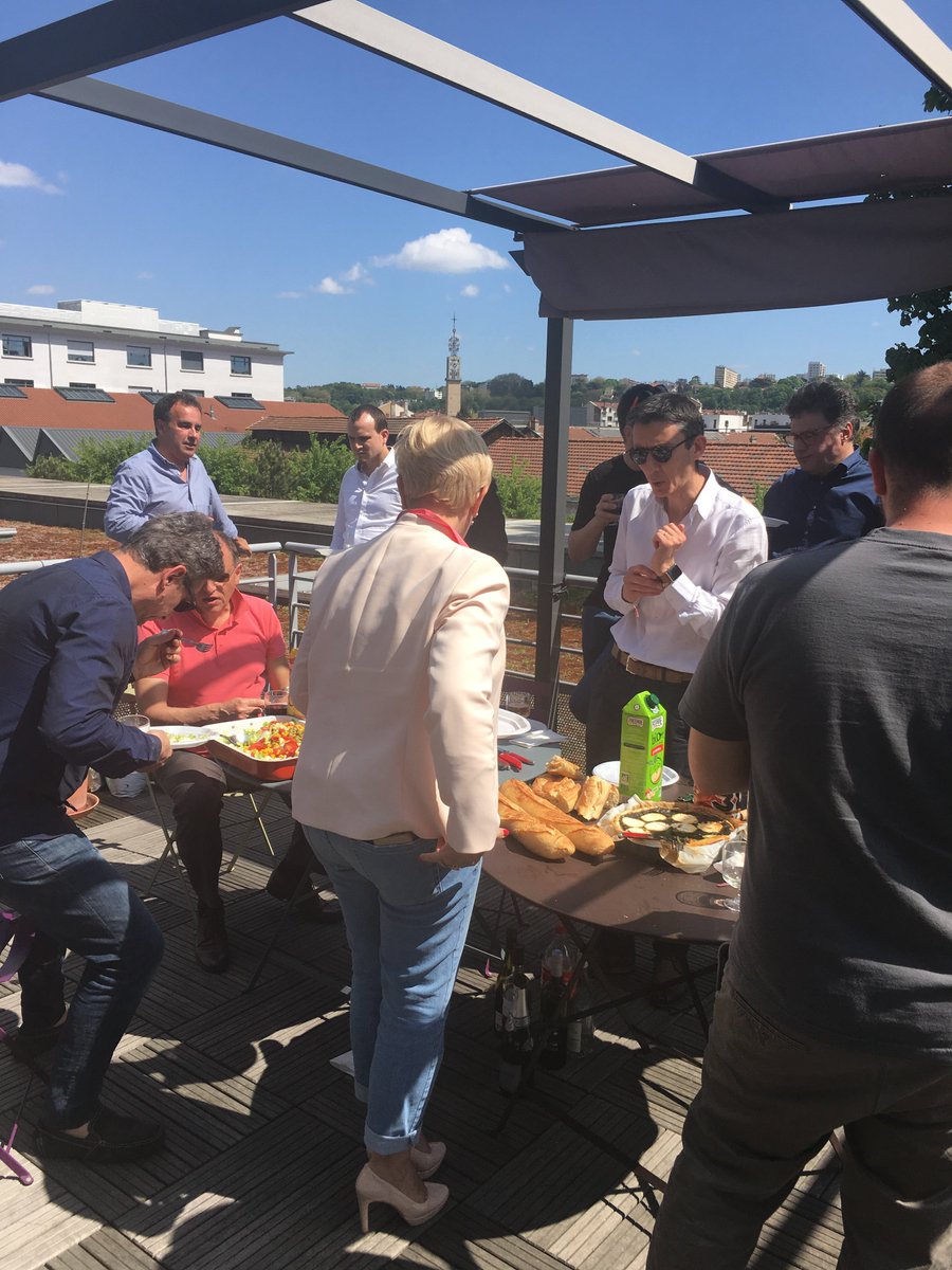 Clictill's tweet photo. Chez Clictill, on aime bien fêter les anniversaires ! Au programme : apéritif et convivialité 😃 #viedentreprise #momentoff https://t.co/jtENgHhn9t