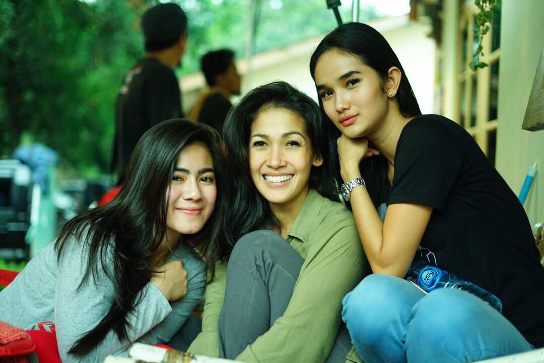 3 serangkai Ciraos.. 
DUNIA TERBALIK malam ini di RCTI jam 20.00 !! Nonton terus yaa 🙏🏽 
 <a href="/officialrcti/">RCTI</a> <a href="/layardrama_rcti/">Layar Drama RCTI</a> <a href="/DT_mncp/">Dunia_Terbalik</a>