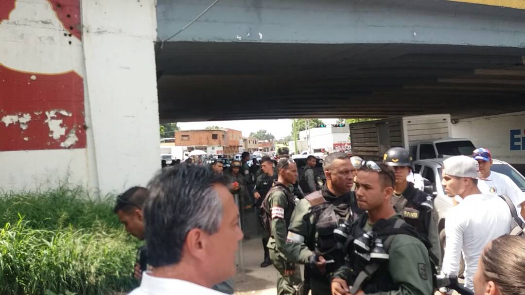 rubenlimas's tweet photo. Siguen las detenciones ilegales y masivas de civiles por parte del represivo Plan  militar #Zamora  aquí en #Carabobo ..Violación de #DDHH https://t.co/FNnV4IkTTj