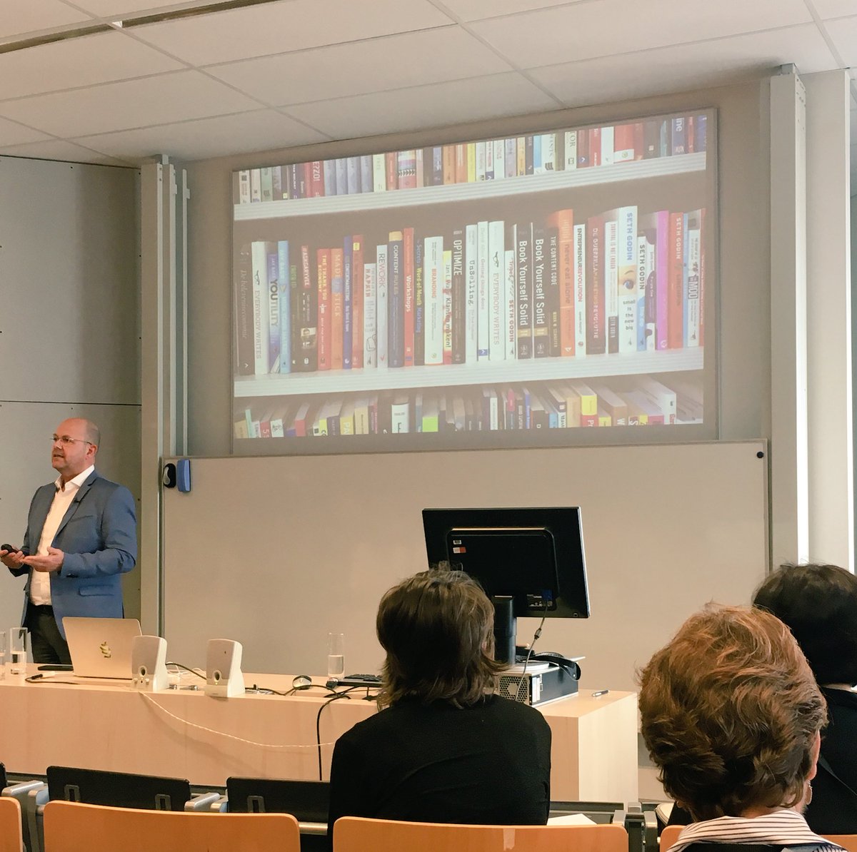 bloovi's tweet image. Even 41 kilo aan boeken doornemen op 45 minuten tijd 😱 Van een powertalk gesproken! #contentrules