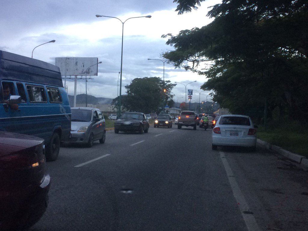 jonathanvdiaz's tweet photo. @trafficLARA cerrado ribereña Bellas Artes 6:45 am #cabudare https://t.co/0rPgkgdAz6