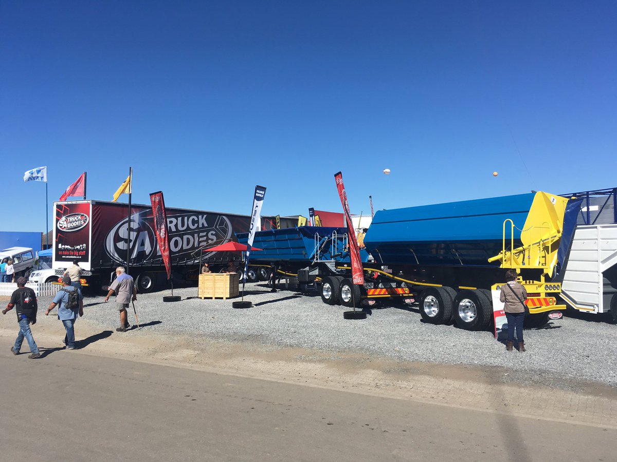 AutoTraderComm's tweet photo. Ons kuier by #SATruckBodies by die #NAMPO2017 #oesdag. Kyk net die grootte van hierdie menere! Stalletjie 93 - kom loer! @theloranger https://t.co/Dj8zn5ZFQt