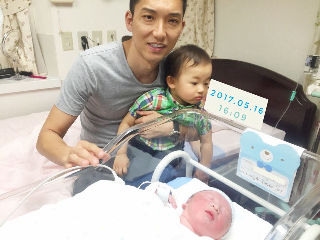 Tomonobu Fujii 本日 16時09分に第二子が無事に生まれました 予定より2週間早い出産になりました が 3260gの元気な男の子が生まれました お腹でこの子を育ててくれた妻には本当に感謝しています これからは二児の父親として より一層 頑張ります Tomonobu Fujii 本日 16時09分に第二子が無事に生まれました 予定より2週間早い出産になりました が 3260gの元気な男の子が生まれました お腹でこの子を育ててくれた妻には本当に感謝しています これからは二児の父親として より一層 頑張ります