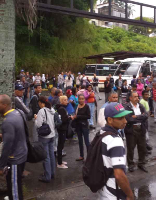 LosSaliasTV's tweet photo. Atención! No hay transporte a San Antonio de los Altos. edo. Miranda #16mayo https://t.co/AOJZaygkj3 https://t.co/qNsWhkmqh7