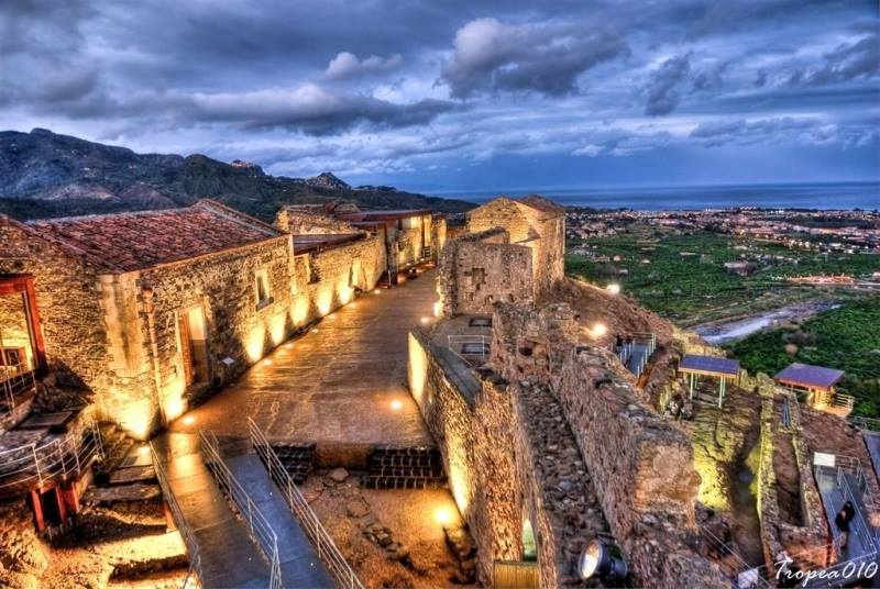VisitSicilyOP's tweet photo. Stasera vi salutiamo dal Castello di #Calatabiano #Catania ph Peppe Tropea #visitsicilyinfo #castle https://t.co/dy2f6ZlqCj