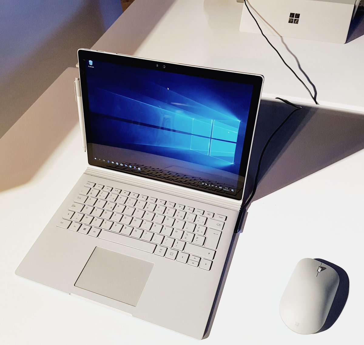 Mooie en interessante producten van <a href="/Microsoftbe/">Microsoft Belgium</a> op #4creators evenement waaronder Surface Hub, Surface Laptop en Surface Book.