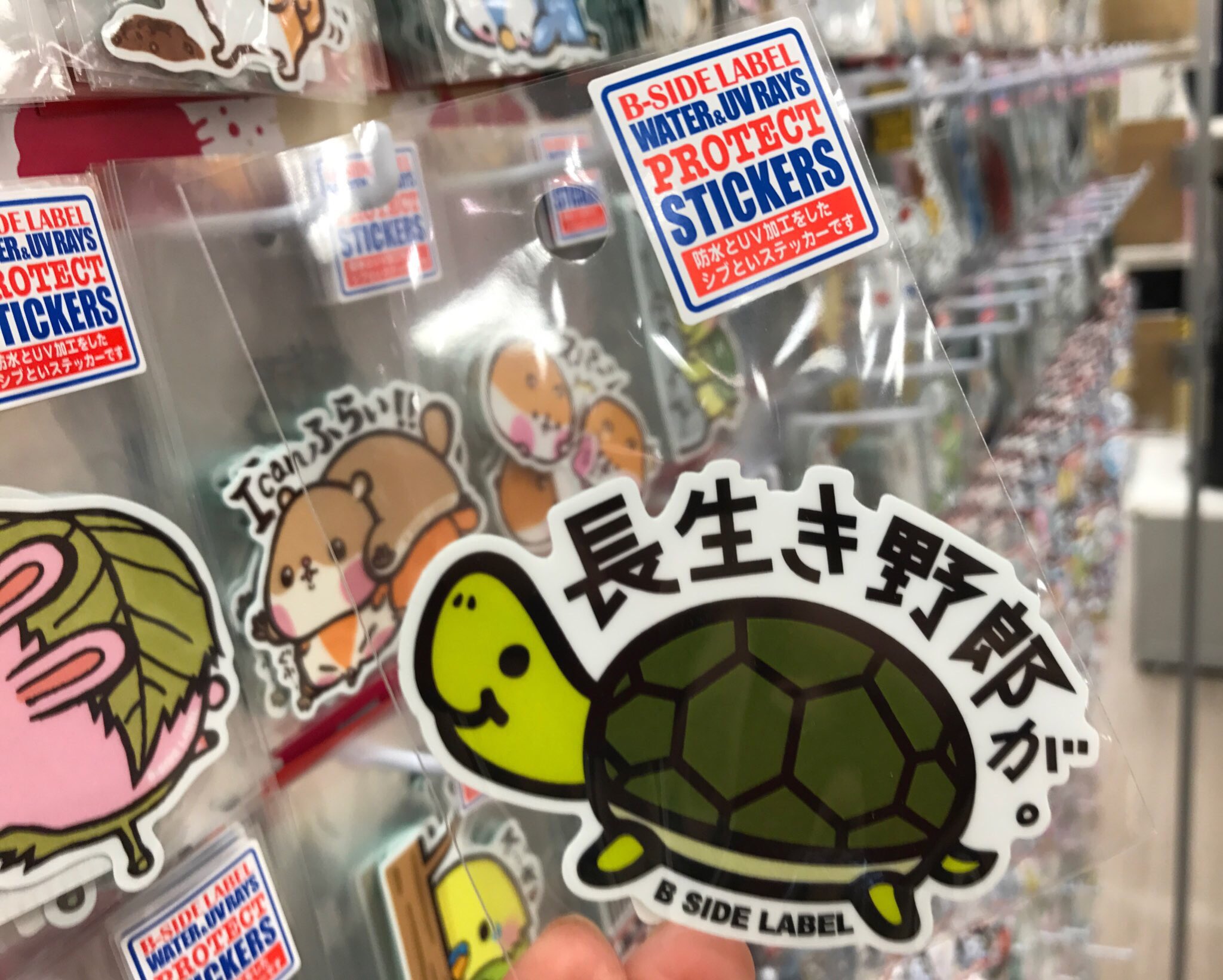 ステッカー屋 B Side Label 亀有だし 亀 いれる 亀 いれます という営業マンのやりとりの末 ラインナップ入りしたステッカーがこちら 直営以外ではなかなか見られないデザインです 是非亀有ロフト店頭でチェックしてみてください𓆉𓇼