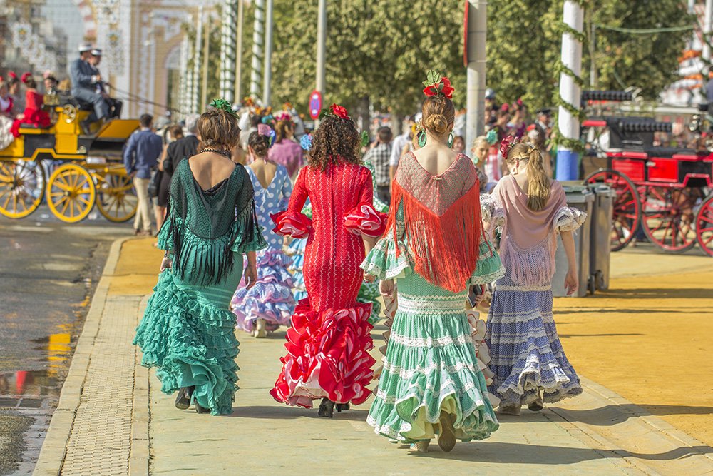 La #FeriaDeAbril desde las casetas de Los Remedios 💃🍹
Todo en la GUÍA Komboi ↝bit.ly/2pS8rhL <a href="/Feria_deAbril/">Feria Abril Sevilla</a> #Sevilla #FiestasEspaña