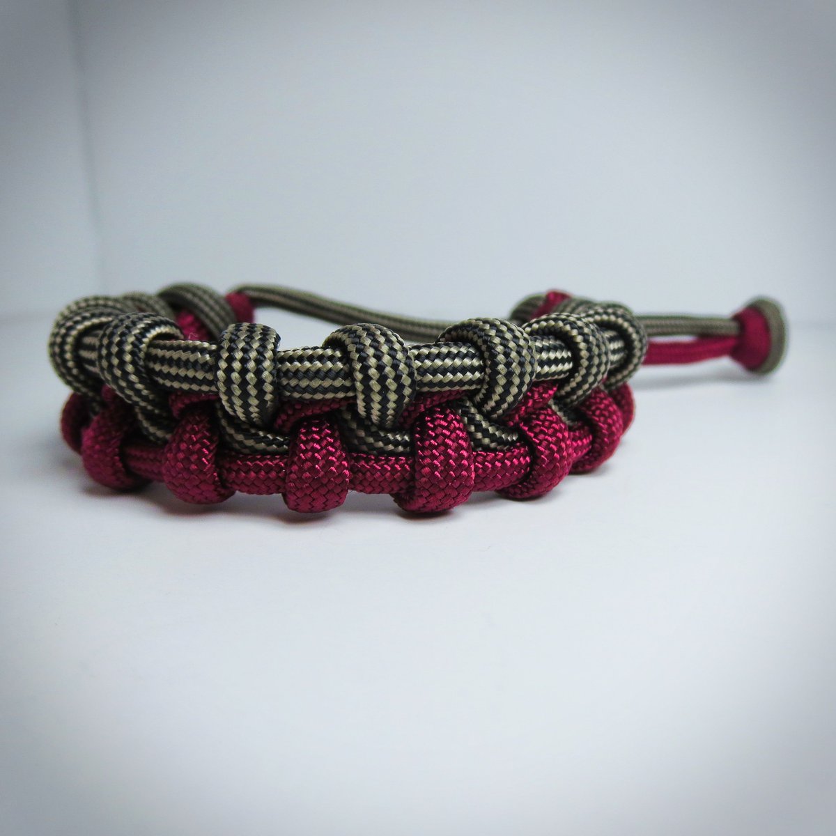 UniformWarrior's tweet photo. JUST UPLOADED A NEW VIDEO FINALLY :D :D :D
The Reversed Intertwinded Boa Paracord Survival Bracelet Without a Buckle
#paracord https://t.co/AIAb6vhMgr