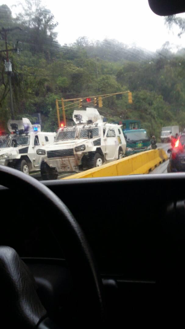 RT <a href="/andresacostab/">Andrés</a>: Tanquetas de la GNB en dirección a San Antonio, por la Panamericana #16May