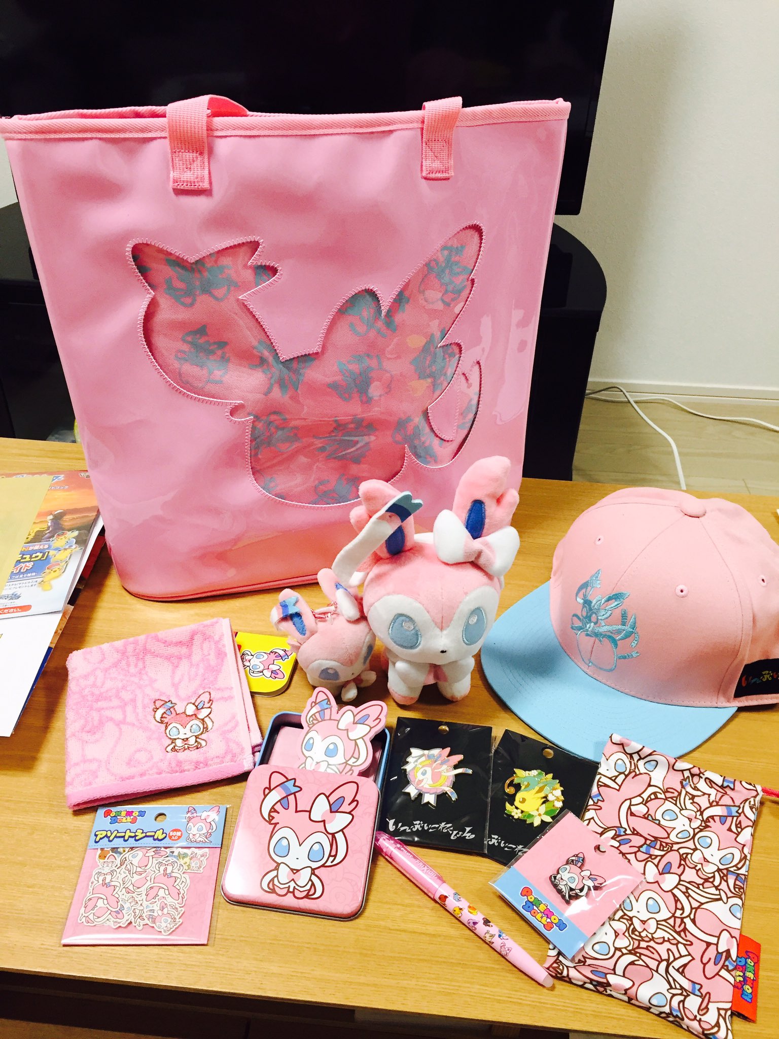 星影ワタル 先週末発売開始のイーブイコレクション届きました 大好きなニンフィアグッズ集めました ニンフィアにメロメロです かわいいかわいい 素朴な疑問 ブイズの中で一番人気ってどのポケモンなんだろう やっぱりイーブイなのかな