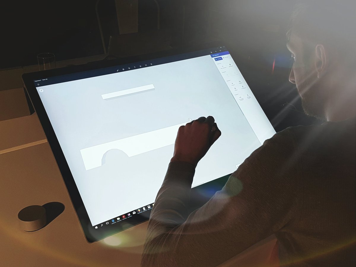 Illustrator <a href="/musketon/">Musketon</a> werkt op de Surface Studio tijdens <a href="/Microsoftbe/">Microsoft Belgium</a> #4creators evenement