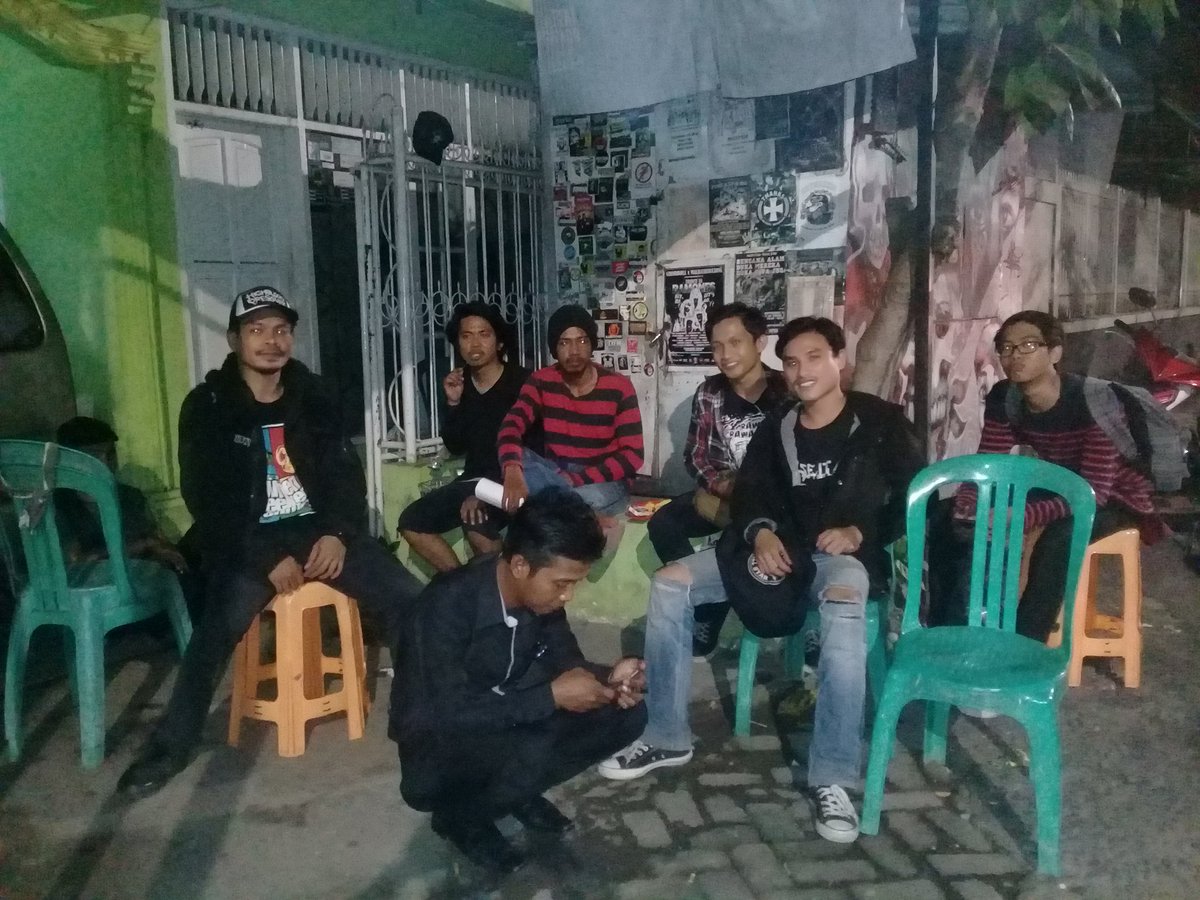 Berkumpul bersama salah satu cara melepas rindu buat kawan kawan dan keluarga.

#WeAreLucky
#LuckyBanget
#CaraPandangBeda
#EnjoyTheChallenge