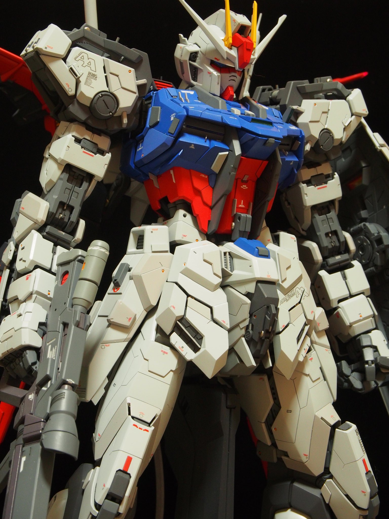 Twitter 上的 なおきち Pgストライクガンダム完成ツイートです 細かいプロポーション変更とディテールを追加しました 台座は付属のものを加工して軽く汚してます 翼端灯 滑走路灯 エネルギーケーブルサインは電飾しました このデカさはなかなか魅力的で満足