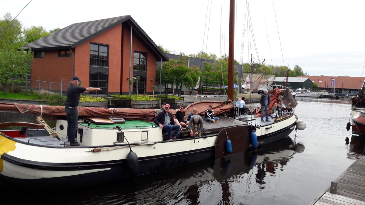 Na museumbezoek nog een tocht op een levensecht skûtsje. Geweldige belevenis voor basisschoolleerlingen.