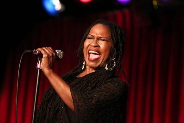 африканцы поют. американская исполнительница джаза. африканский ансамбль госпел. африканский оркестр. Iyeoka певица.