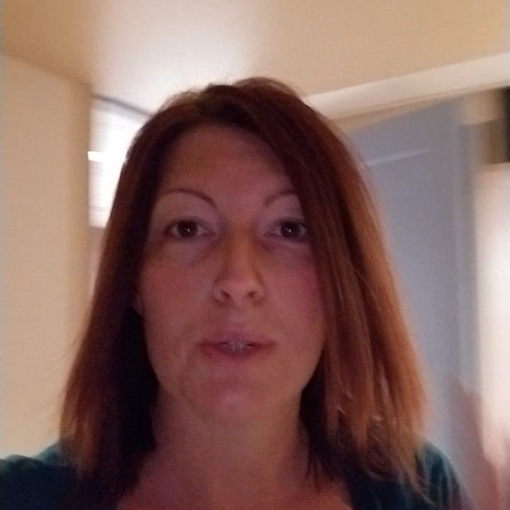 RachelHasTheMic's tweet image. Ah, the forgot my #deoderant quandary. This calls for evasive maneuvers. 
#ConcealerChronicles