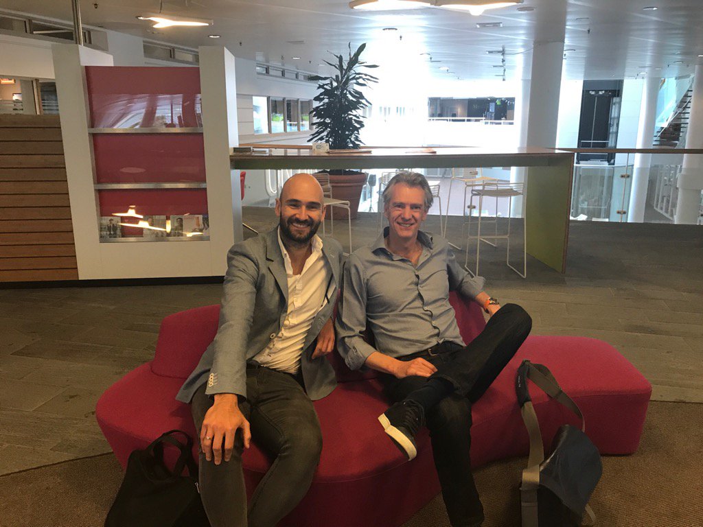 Pitch bij <a href="/KroNcrv/">KRO-NCRV</a> met @idtv formats. Voelt best gek aan om bij mijn oude werkgever in de lobby te wachten 😀