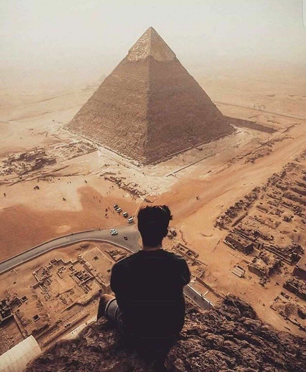 Une vue différente et spectaculaire de la pyramide de Gizeh
