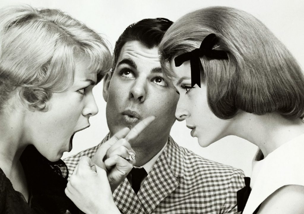 Мужик мечется между двух женщин. Любовный треугольник. Мечется между двумя женщинами. Ссора девушек. 2 женщины обнимаются.