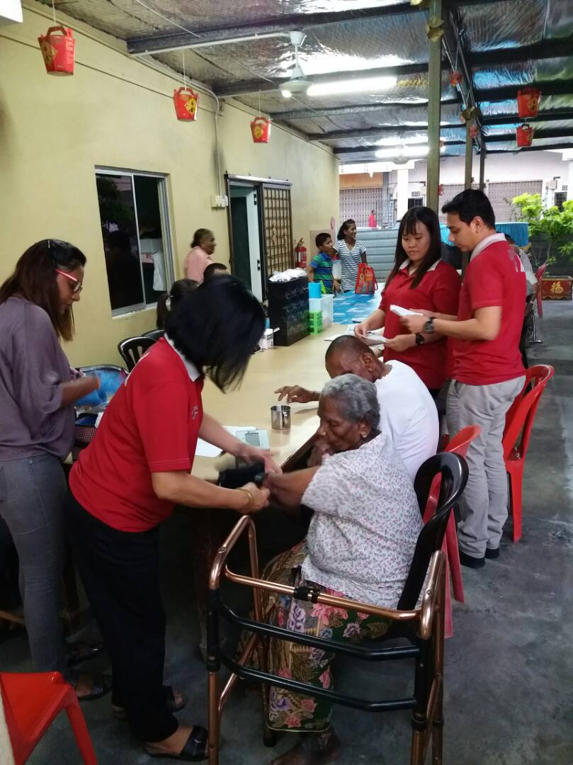 TeddyClinic's tweet photo. We provided free medical care for the old folks at Persatuan Warga Emas!! 

#teddymobileclinic
#centromallklang
#charity https://t.co/jhTNdbVZRz