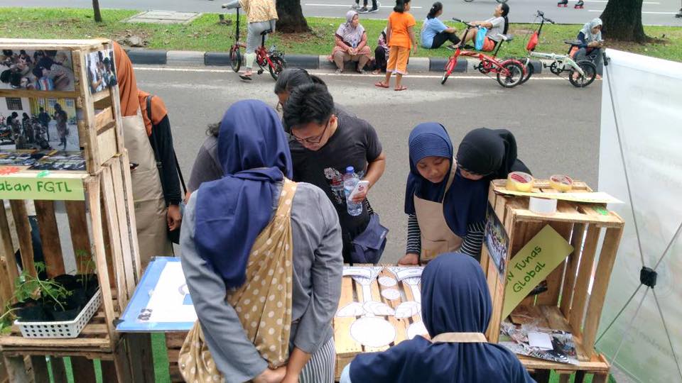 YSEALISeeds's tweet photo. Students of @fgtleader brought their knowledge of urban farming to the streets of Jakarta by distributing packages of vegetable seeds https://t.co/lHicqbnU59