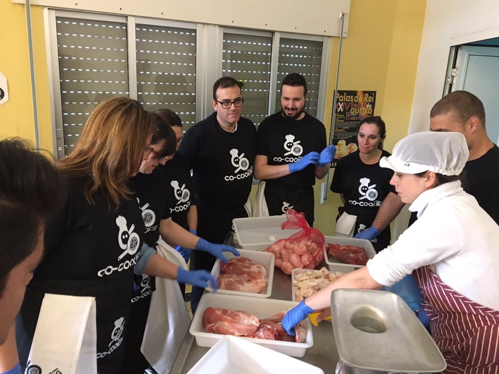 MundoHR's tweet photo. Aprendiendo desde el origen. Hoy técnicas para trabajar con carne en nuestro Taller #CoCooking en @HortaTeodoro 👍 Qué buenos alumnos! https://t.co/CTxgz8j9qT