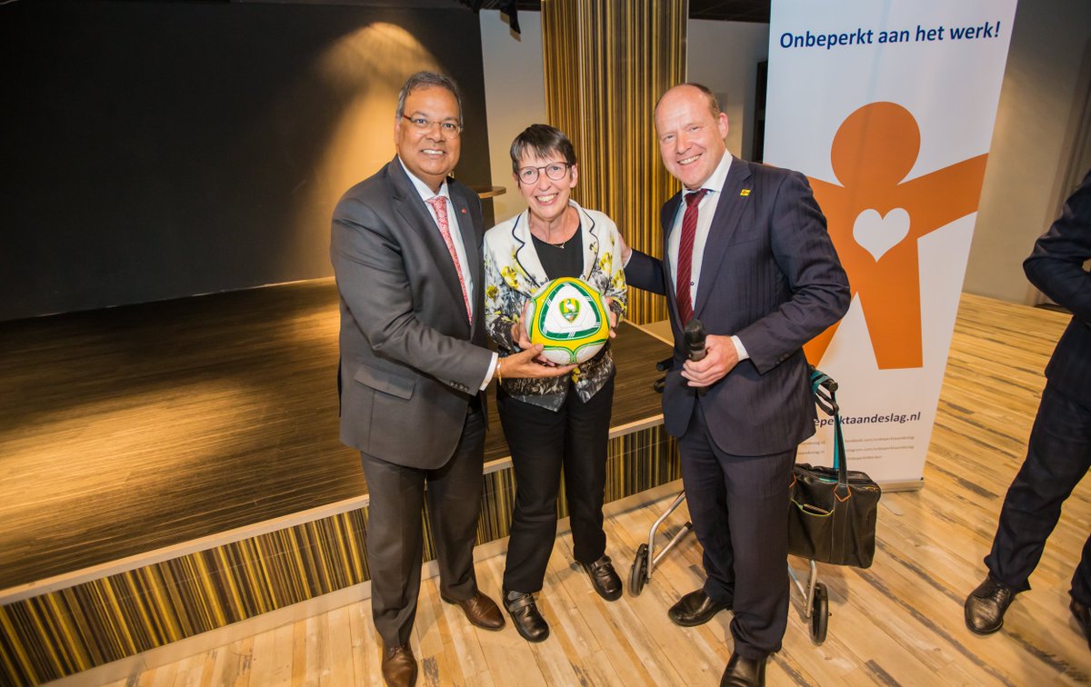 Onbeperkt aan het Werk: Staatssecretaris Jetta Klijnsma en wethouder @RSBaldewsingh overhandigen het ''estafette stokje'' #WvdA2017