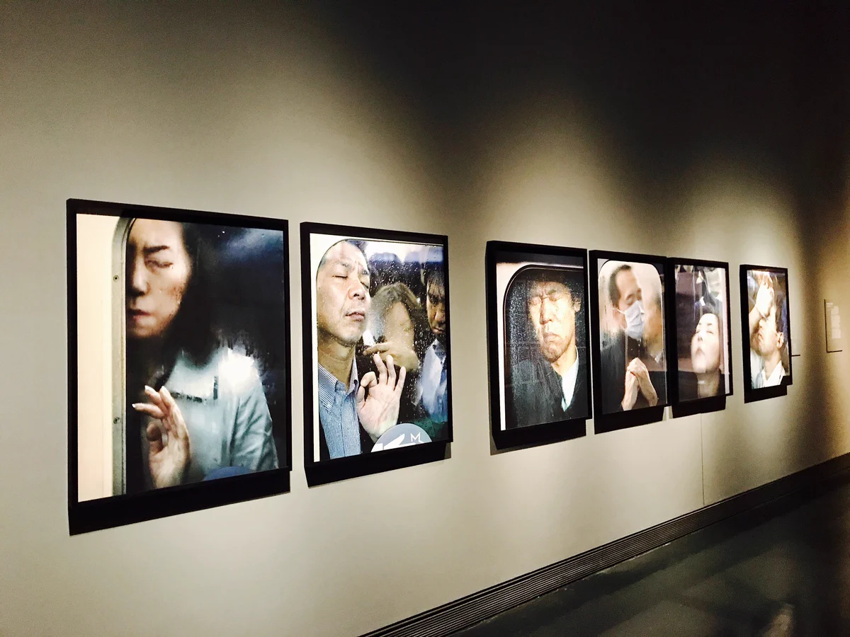 自分が写っていたら嫌だwwロンドンの博物館に日本の朝の通勤ラッシュの光景がアート作品として展示されるwww