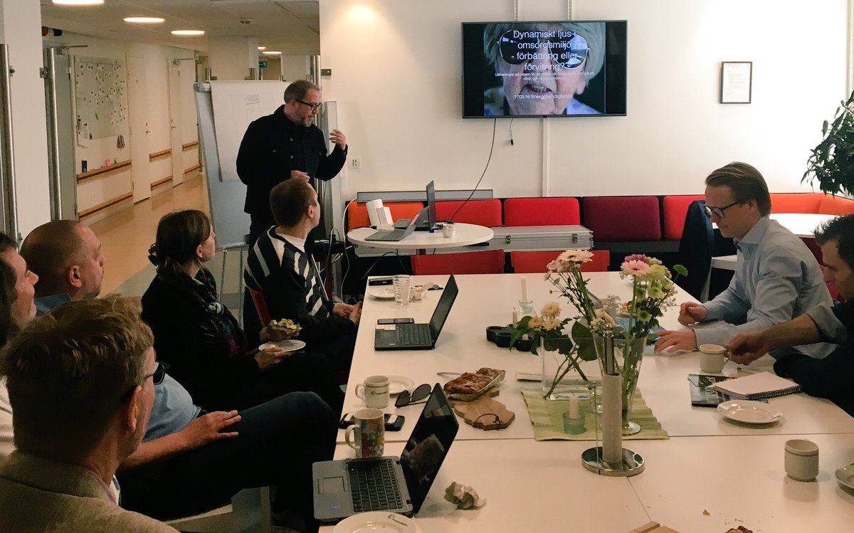 Energi_mynd's tweet photo. Intressant diskussion om hur människan påverkas av styrd belysning där ljusets färg och styrka kan ändras. #belysningsutmaningen #glcswe https://t.co/gOUHpV5wJA