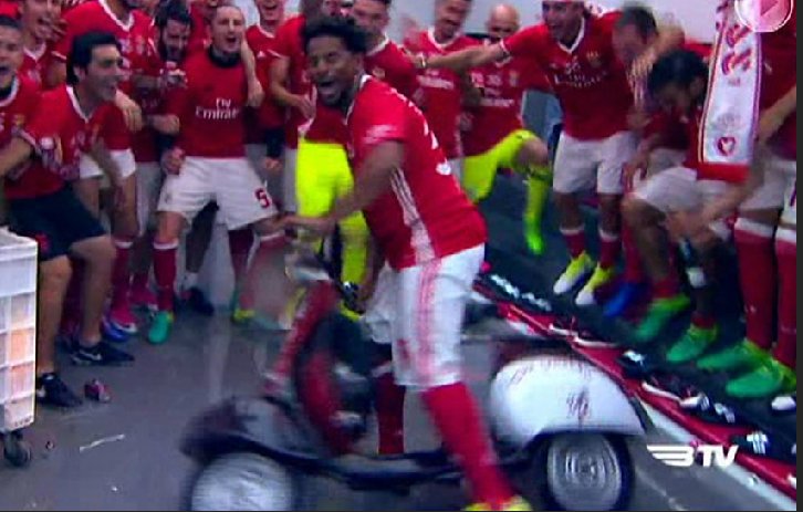 Is this the best dressing room celebration ever?

Benfica celebrated their fourth straight title in style.

Watch: bbc.in/2qnuHnK