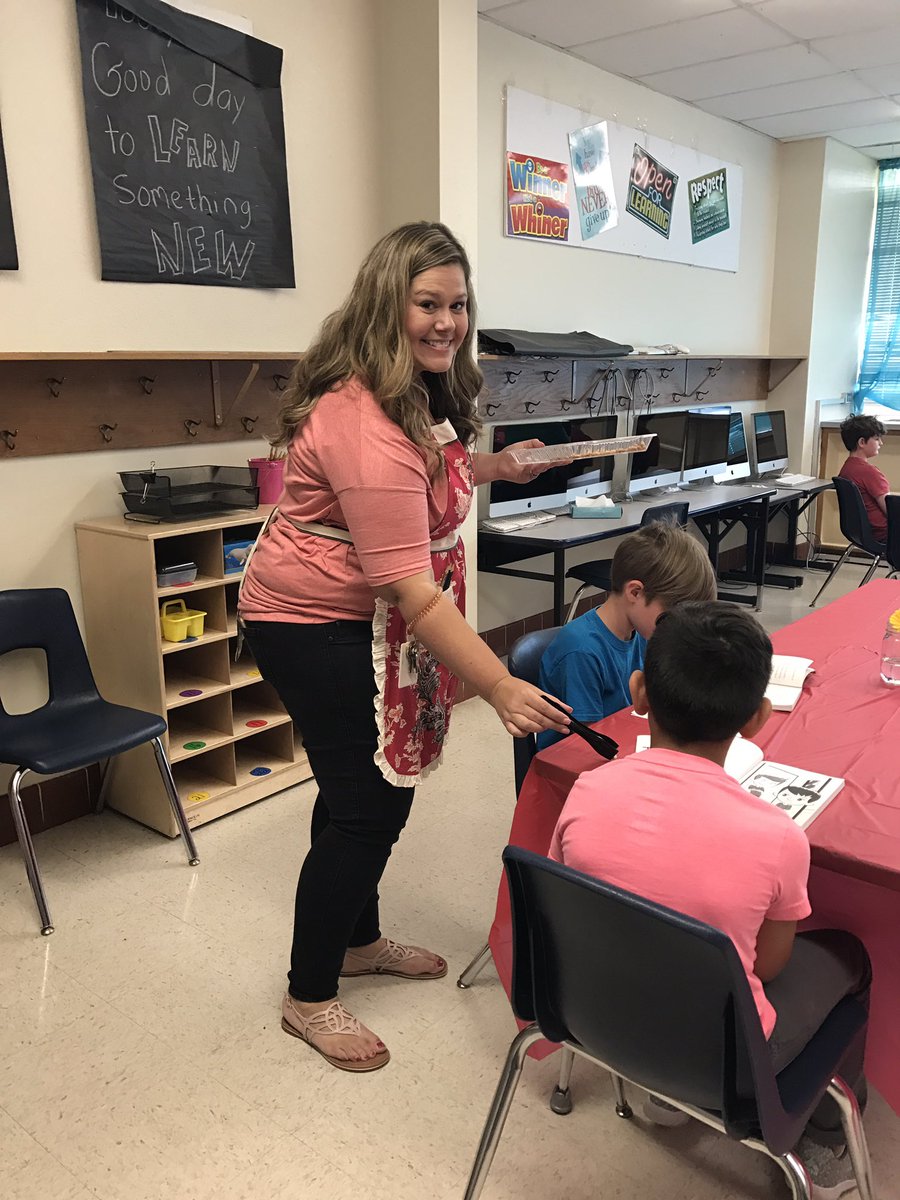 emlygldn's tweet photo. Mrs. Tambourine serving the dessert course at her book tasting! She's amazing!!! #ruthes @KTambourine https://t.co/n54QpsBstt