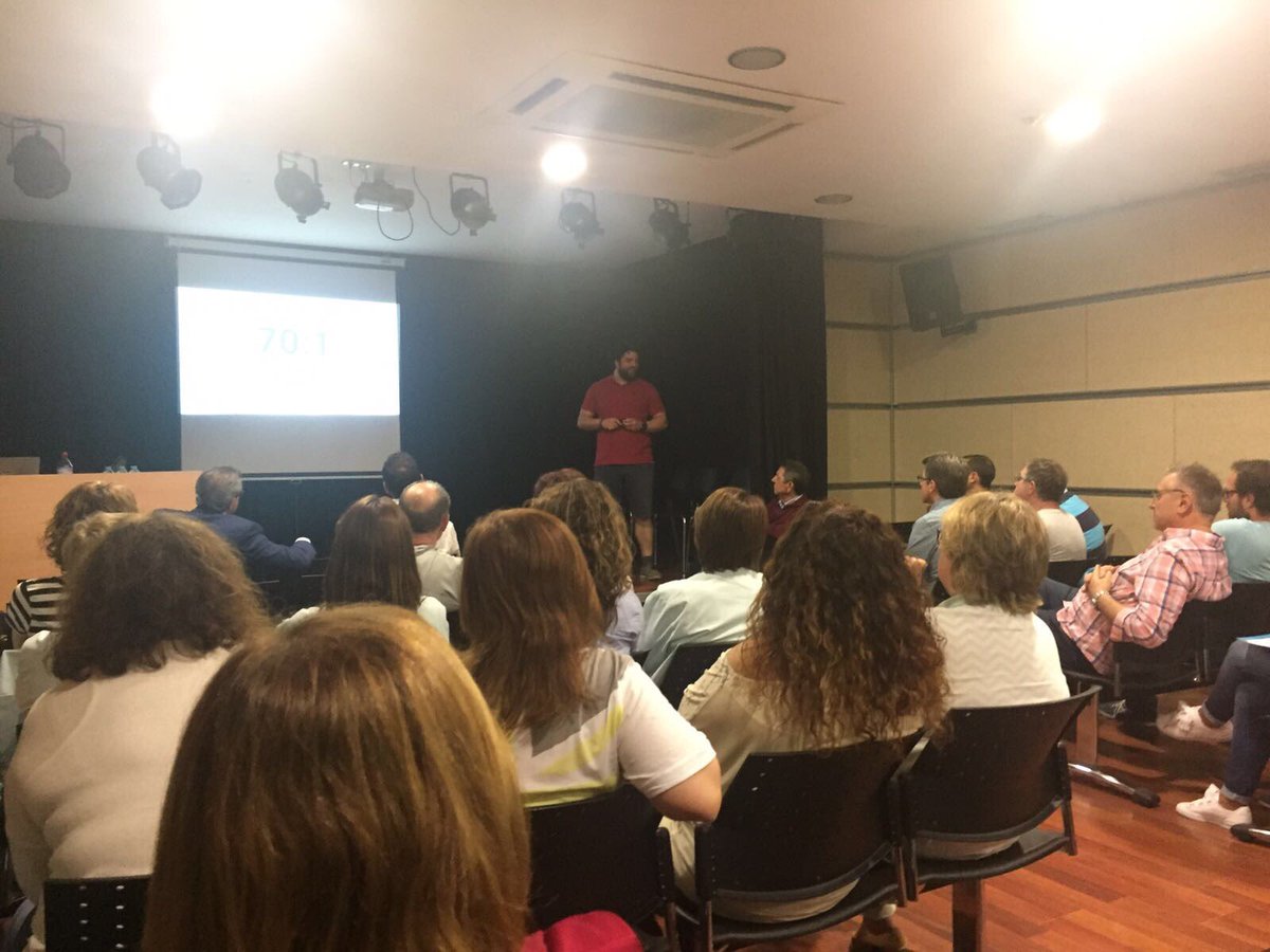 AndreaVials1's tweet image. Coneixent novetats tecnològiques de @GoogleForEdu de la mà de @MarcSanzLopez a @Llor_Fundacio #techasatool