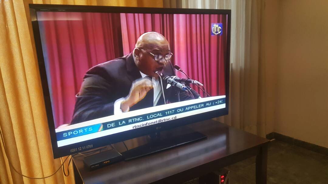 foxtimeRdc's tweet photo. RDC Les députés du @rassopp quittent le palais du peuple aprés rejet de leur motion contre l'investiture du gvt Tshibala @WamuHenriette https://t.co/oraSnM4ttT