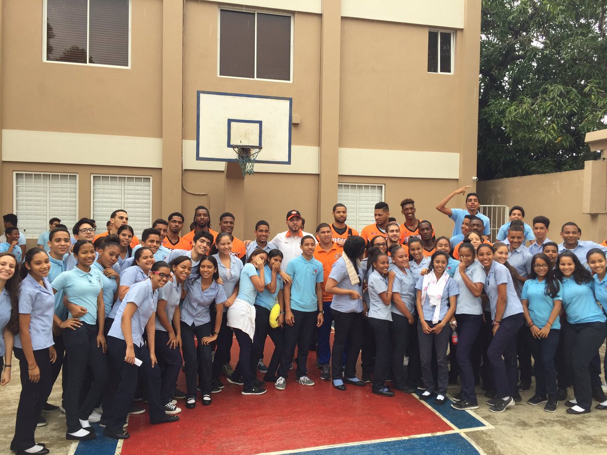 Gigantes_Basket's tweet photo. ¡Estamos en el colegio San Vicente de Paul! 

#EducaciónConLaTribu https://t.co/TFoQ63te35