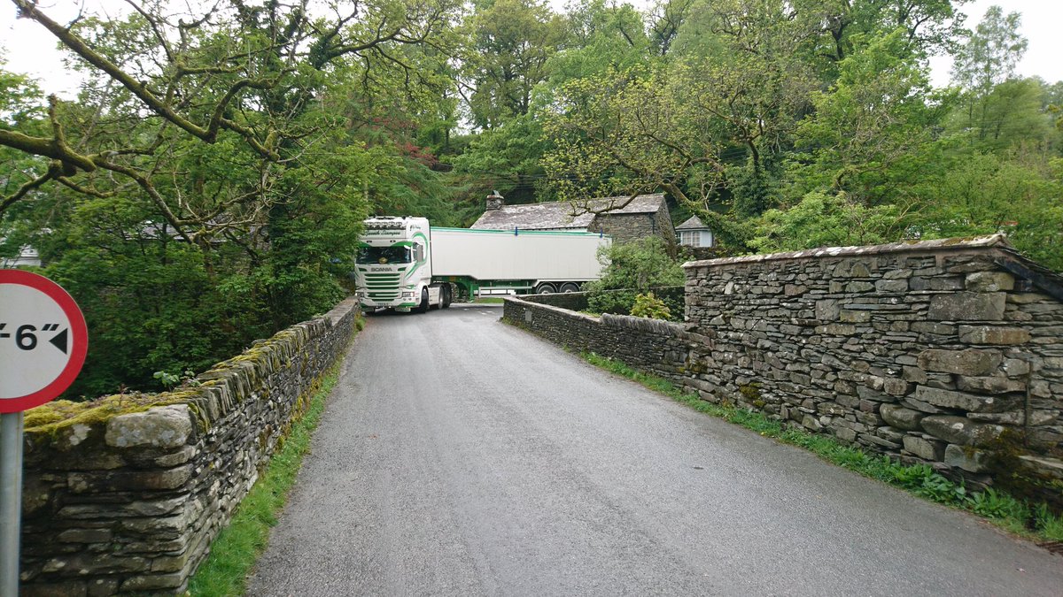 Cctf2's tweet image. Gaz stamper making the Elterwater bridge look easy #properdriver