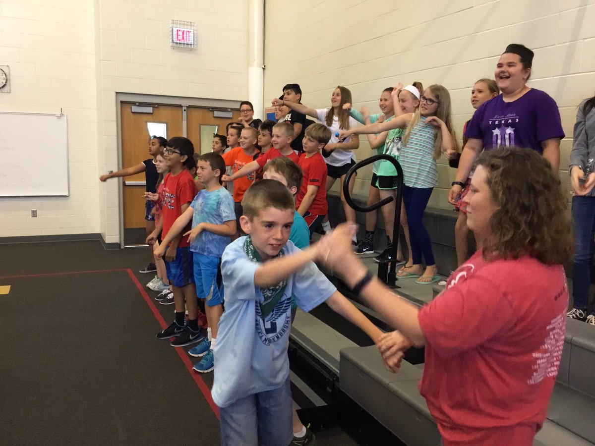 MD5thgrade's tweet photo. #5thGradeMD enjoying our Marvelous Mavs! @MadisonPlaceK5 #cookingup5thgrade https://t.co/ppILZaDmw6