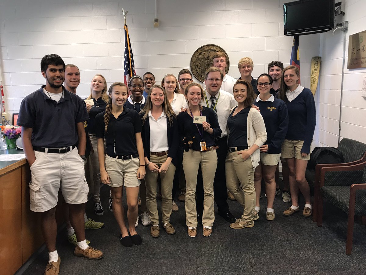 Senior Week at WOHS... Middle School Throwback day for my former bears 🐻 <a href="/NewBridgeBears/">New Bridge Middle</a> #BearsHavePride