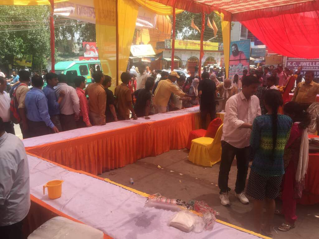 Bharatgas_LKO's tweet photo. As per tradition of 'Bada Mangal' in Lucknow, Ashok gas service set up a stall &amp; prasad to over 1500 residents. "Cook food, serve love https://t.co/fvBOCVwy2U