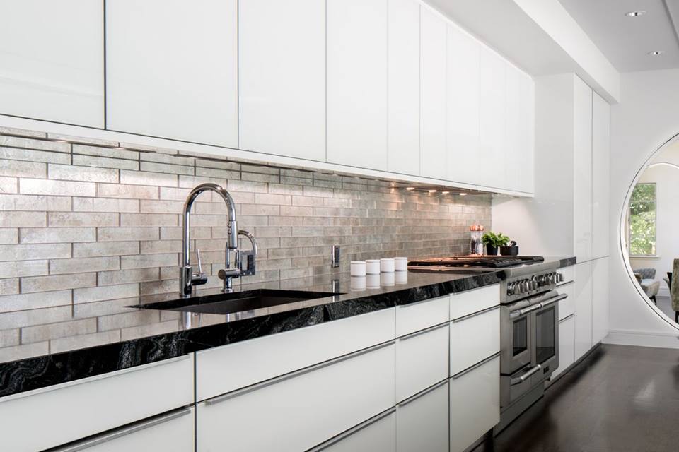 AreteKitchens's tweet photo. High-gloss white cabinetry and black marble countertops make an impact in this #PembertonHeights kitchen: https://t.co/aIz9luPfK8. https://t.co/5BEbIBU5ta