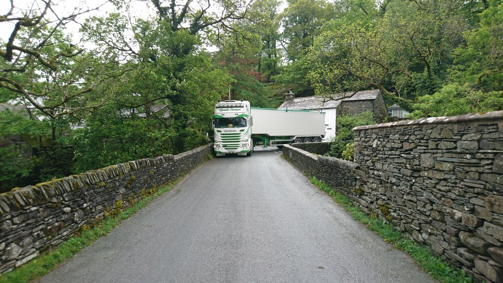 Cctf2's tweet image. Gaz stamper making the Elterwater bridge look easy #properdriver