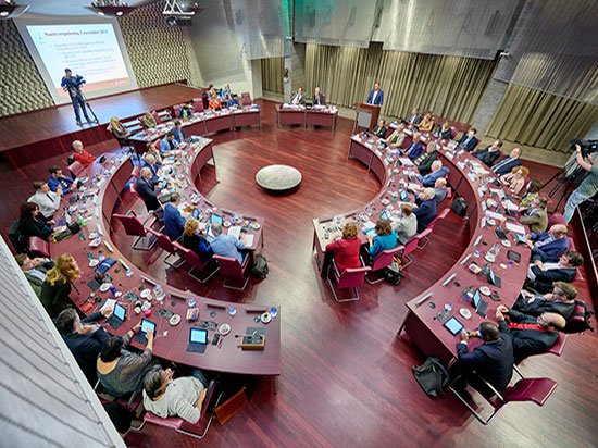EHVtweet's tweet photo. Gemeente nieuws: Interpellatiedebat Vestdijk en afscheid raadsleden: volg live raadsvergadering https://t.co/ekih27NNzD https://t.co/CYJlO9snBk