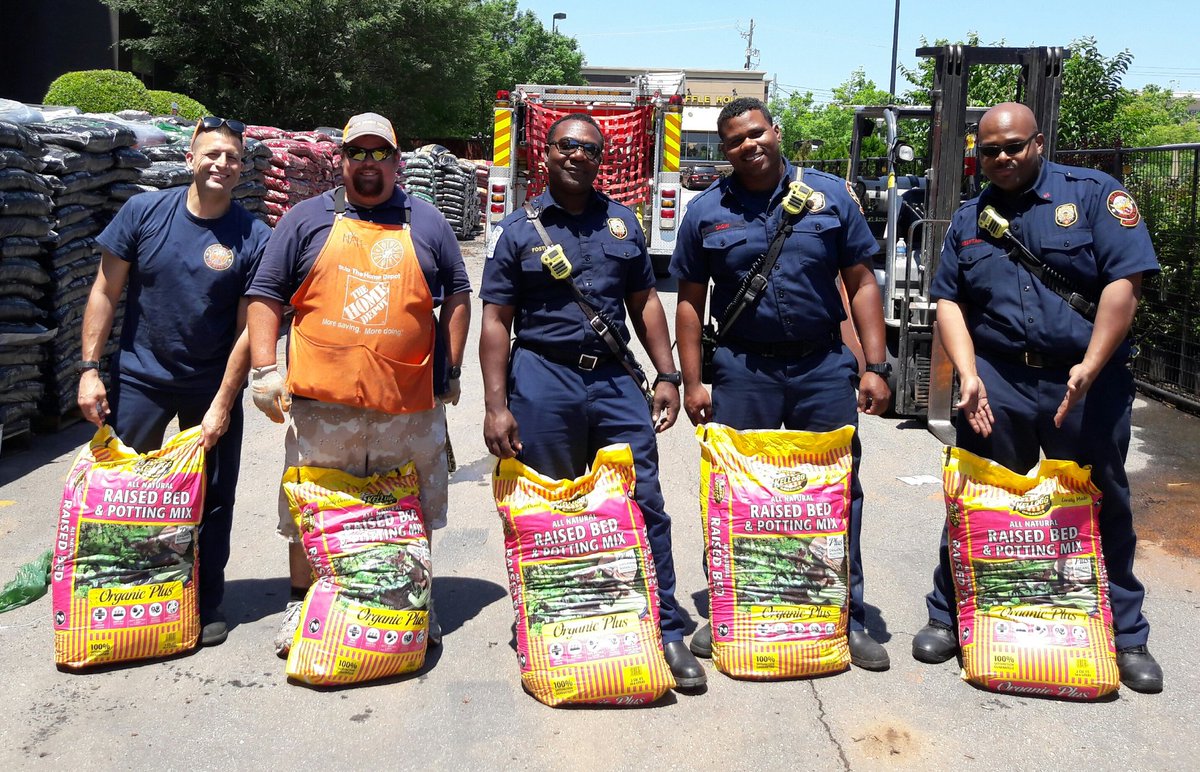EileenClaar1's tweet photo. Buckhead Home Depot thanks @ATLFireRescue Station 29, @bonnieplants  &amp; @KelloggGarden ready to grow veggies! @Cityofatlanta  #whatbridge https://t.co/p7ex9DZsCX