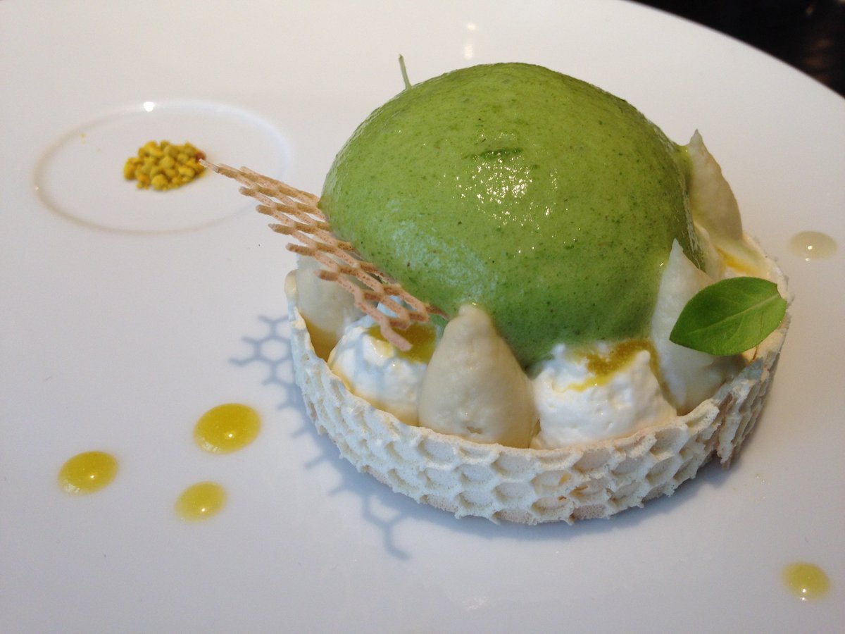 Sa vie ressemble à un roman, sa cuisine est un pont entre deux cultures... qu'elle est émouvante, la table d'Alan Geaam ! À #Paris 16e.