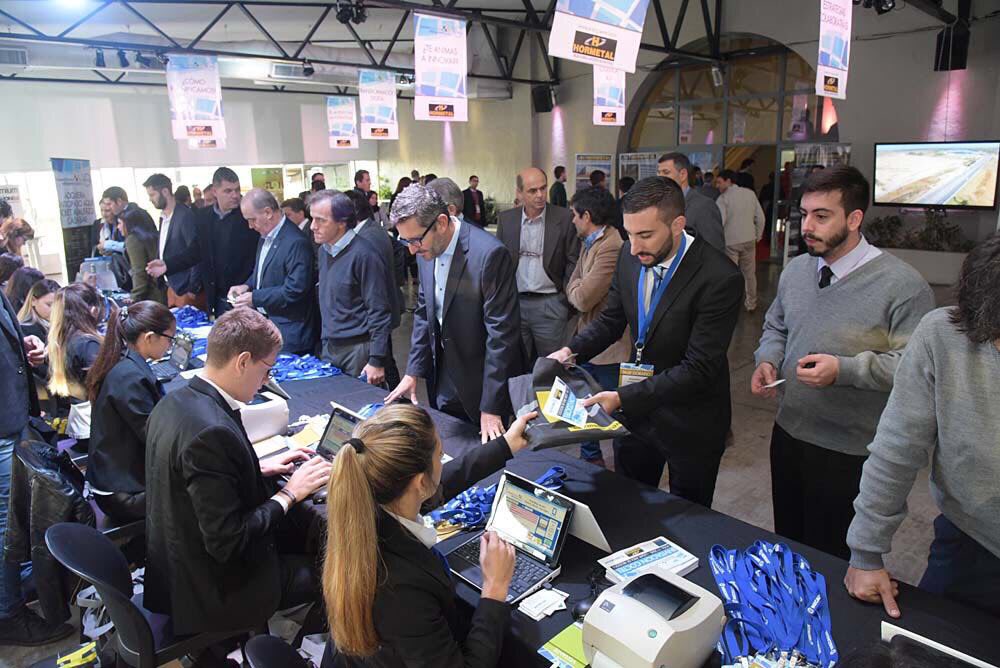 SIML2017's tweet image. ¡Todavía queda mucho! ¡No te pierdas las conferencias gratuitas y vení a disfrutar de una tarde con los líderes de la Industria! #SIML2017