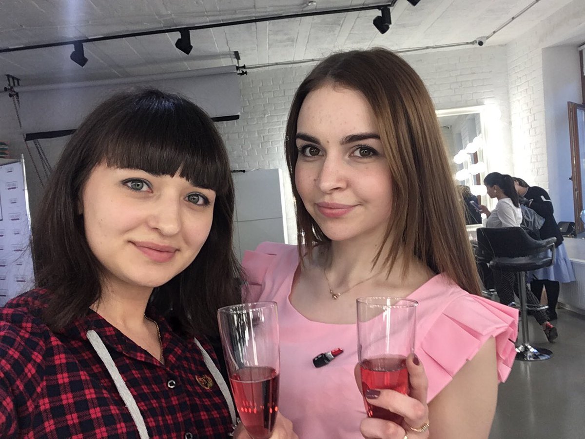 IrinaIvanenko94's tweet photo. Отметили с @andreevnarina успешное окончание курса "Дизайн бровей" в Nikk Mole Make Up Academy 😄🍾🥂#nikkmole #бровисты https://t.co/zlgOqBG4gz
