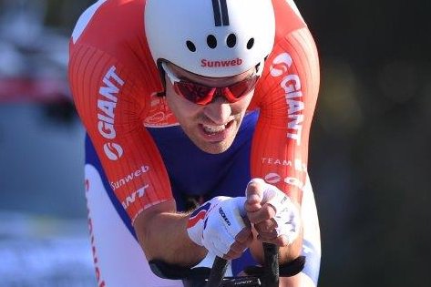 NOSsport's tweet photo. Tom Dumoulin grijpt het ROZE in de Giro. Hij is oppermachtig in de tijdrit en deelt een enorme tik uit aan Nairo Quintana. https://t.co/ctfUHdwbY4