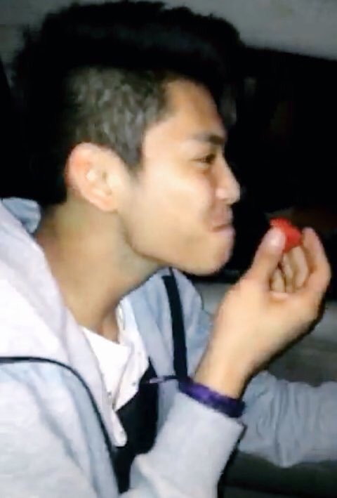 FajardoPat_'s tweet photo. driver kong bitter na seloso pa mahilig pa sa strawberry jusq po @JSlzr_ https://t.co/dfzVzXxvb6