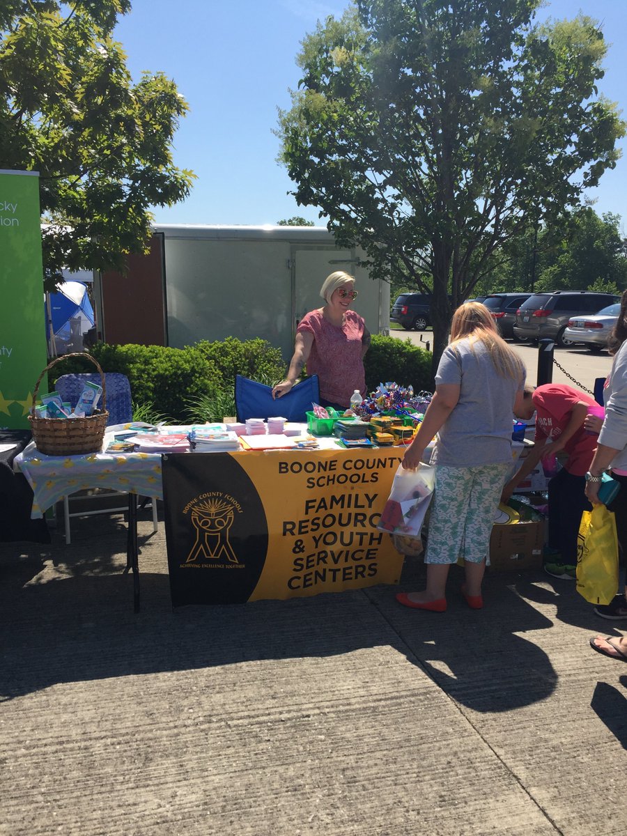KYbornlearning's tweet photo. FRYSC's are always making connections!  Boone County FRYSC met with families at their Community Resource Fair. @dr_poe https://t.co/Iz6PJHafFx