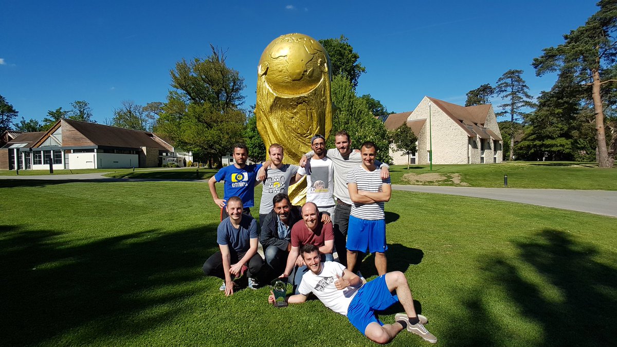 JulienFroment's tweet photo. Prix du fair-play. Et de la bonne humeur. Mais derniers. Haha #TeamE1 #teamsoluble @Europe1 @Europe1Sport https://t.co/XRnIbNuIOv